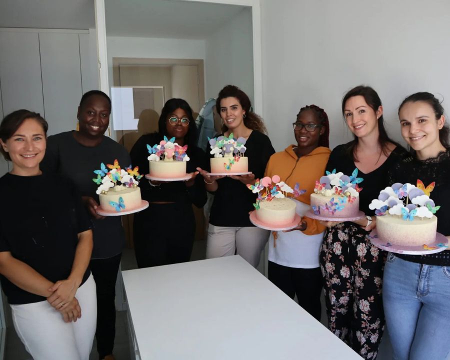Groupe avec gâteaux papillons