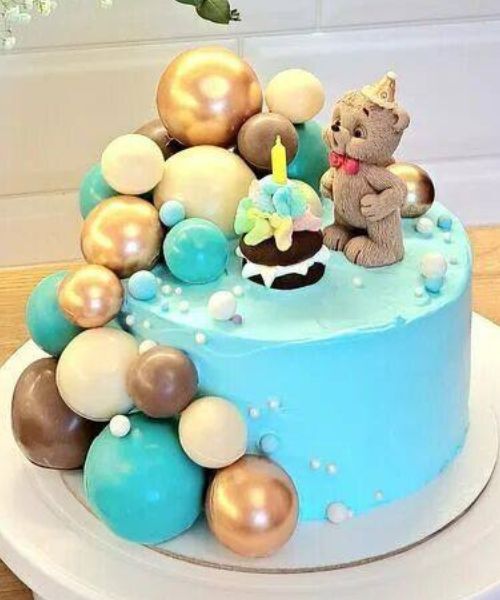 Le gâteau de notre élève Aïcha, réalisé grâce aux cours de notre école : « Figurine en chocolat élastique », « Sphères en chocolat », avec la couverture sans beurre