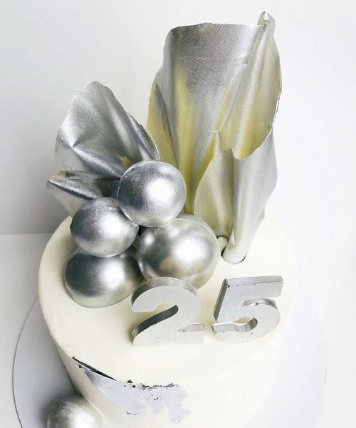 Le gâteau de notre élève Chloé, réalisé d'après les leçons sur les « Sphères en chocolat et les voiles »