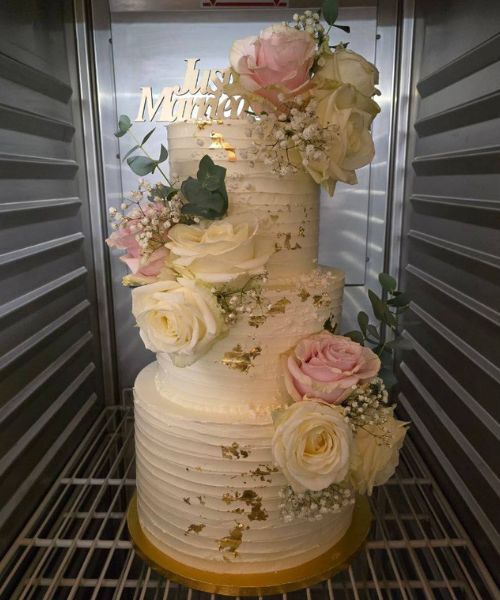 Le gâteau de mariage de l'une de nos élèves, réalisé selon la technique du gâteau à étages et avec une couverture au mascarpone.
