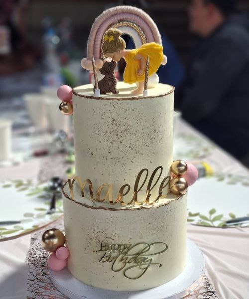 Le gâteau de l'une de nos élèves, Marmy, a été réalisé grâce aux cours de notre école : « Technique de gâteau à étages », avec la « Couverture "Béton" au chocolat »